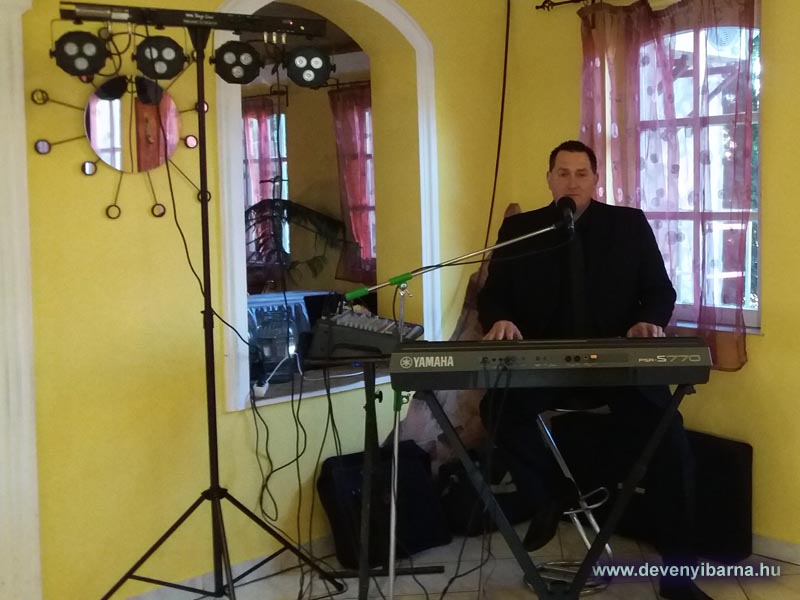 Holdf�ny �tteremben