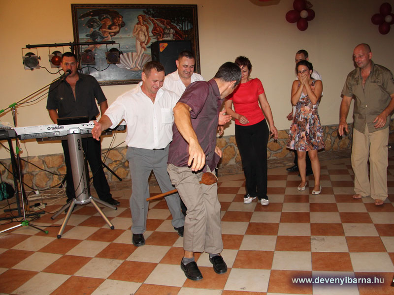 Muszt�ng �tteremben
